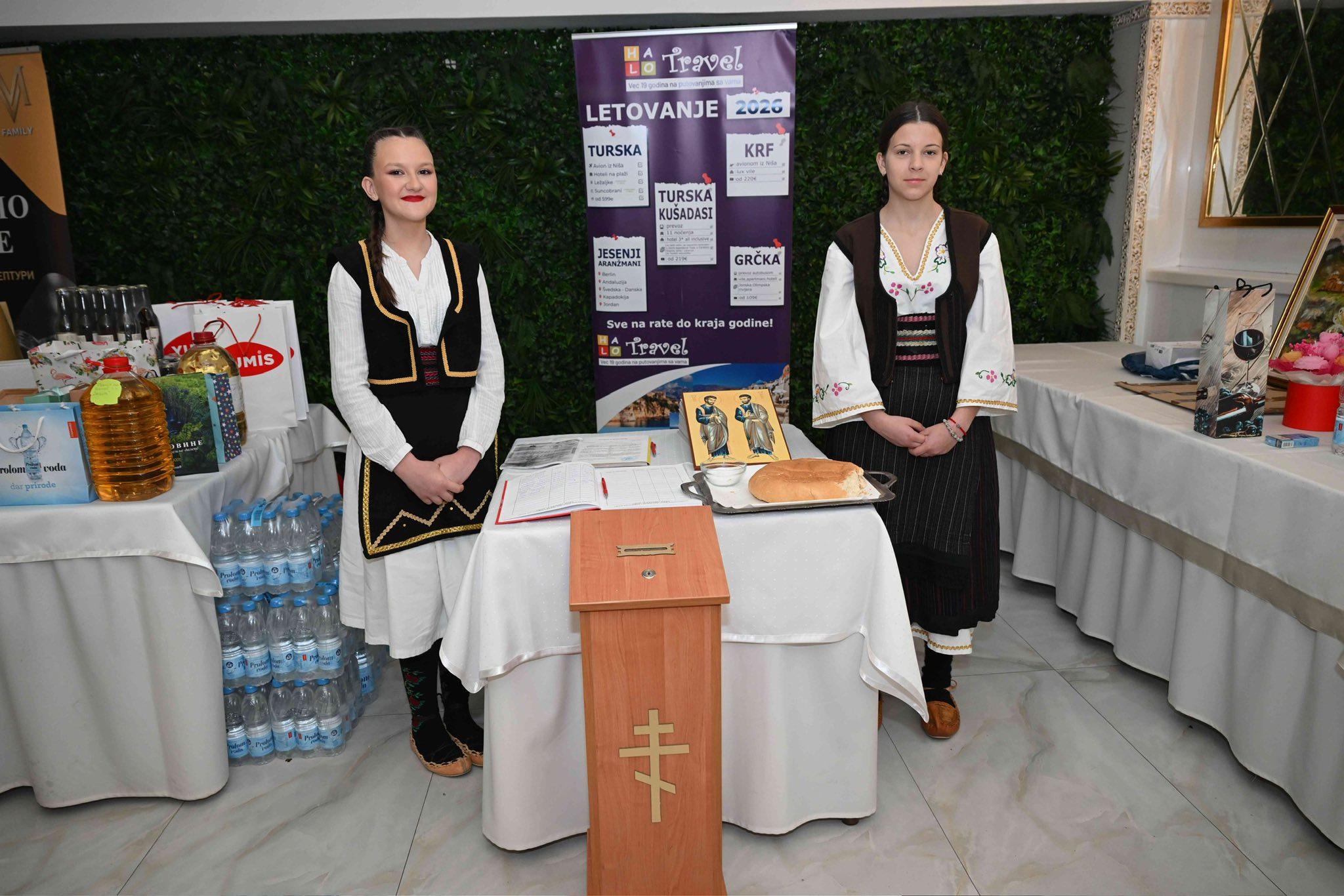 Улазни сто са књигом прилога за обнову хрма и донаторском кутијом — девојке у топличкој народној ношњи поздрављале су сваког госта