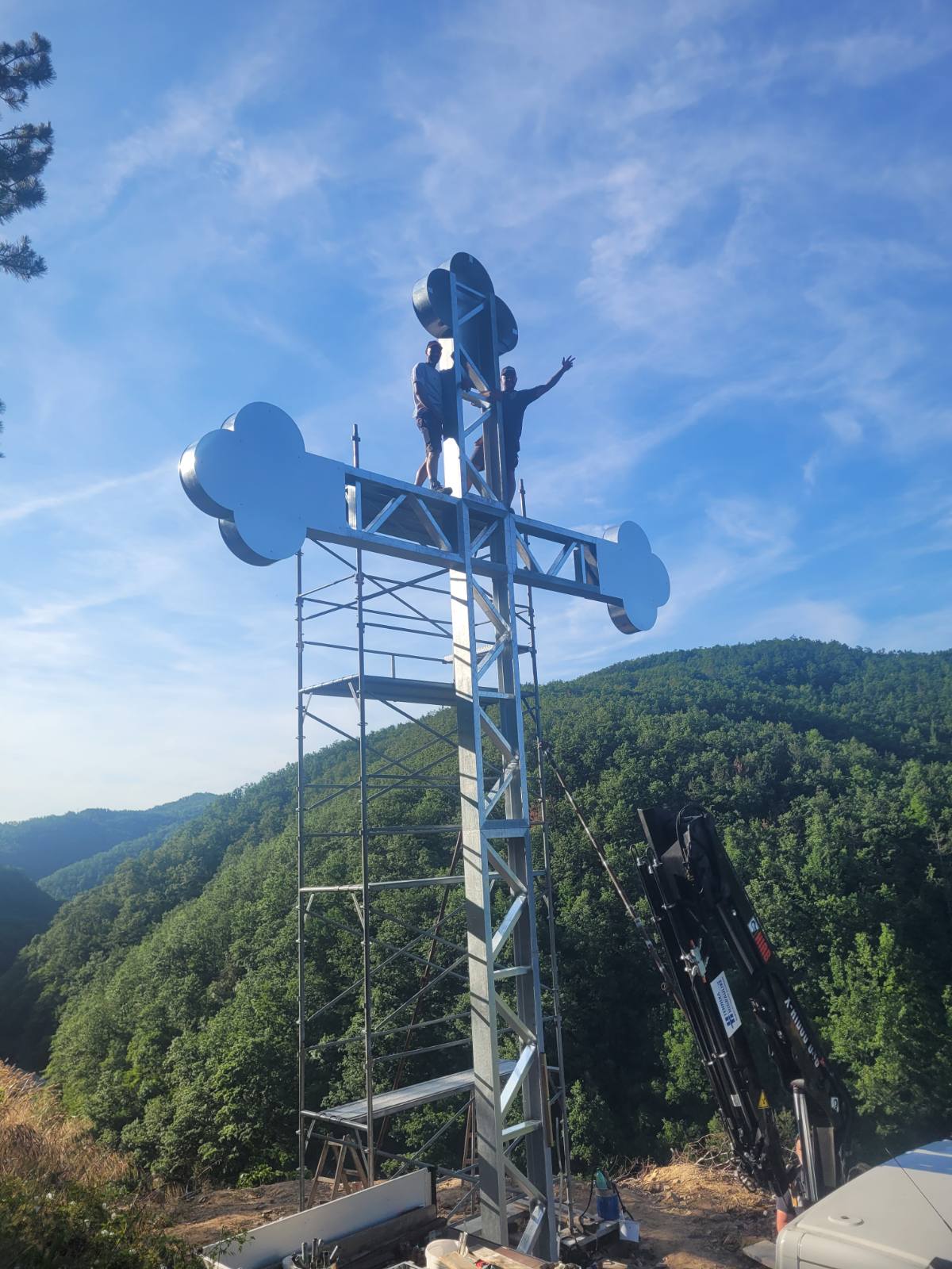 Завршена конструкција Часног крста - поглед са тла, Јанкова клисура јун 2026.