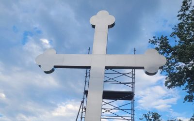 Часни крст је подигнут!